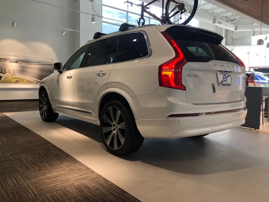 2025 Volvo XC90 T8 photo 1