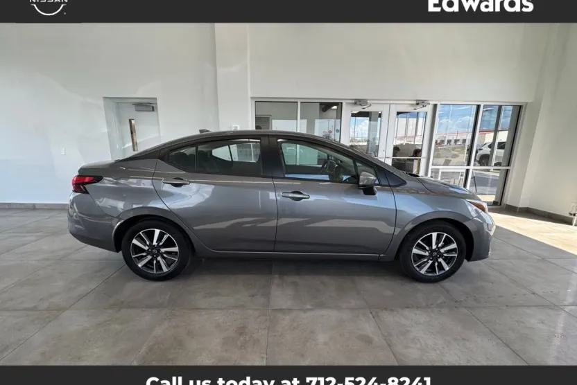 2025 Nissan Versa 1.6 SV photo 1