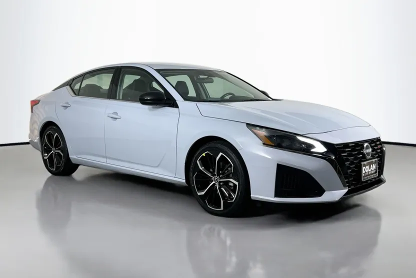 2023 Nissan Altima 2.5 SR photo 1
