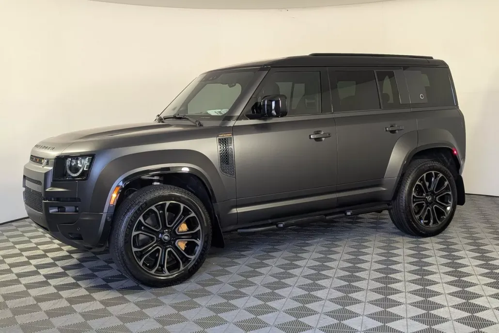 2025 Land Rover Defender 110 photo 1