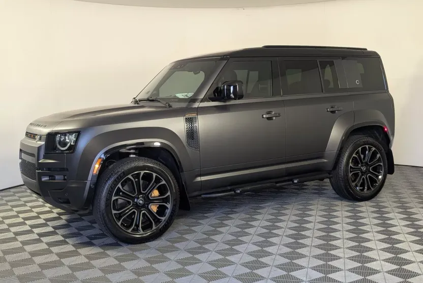 2025 Land Rover Defender 110 photo 1