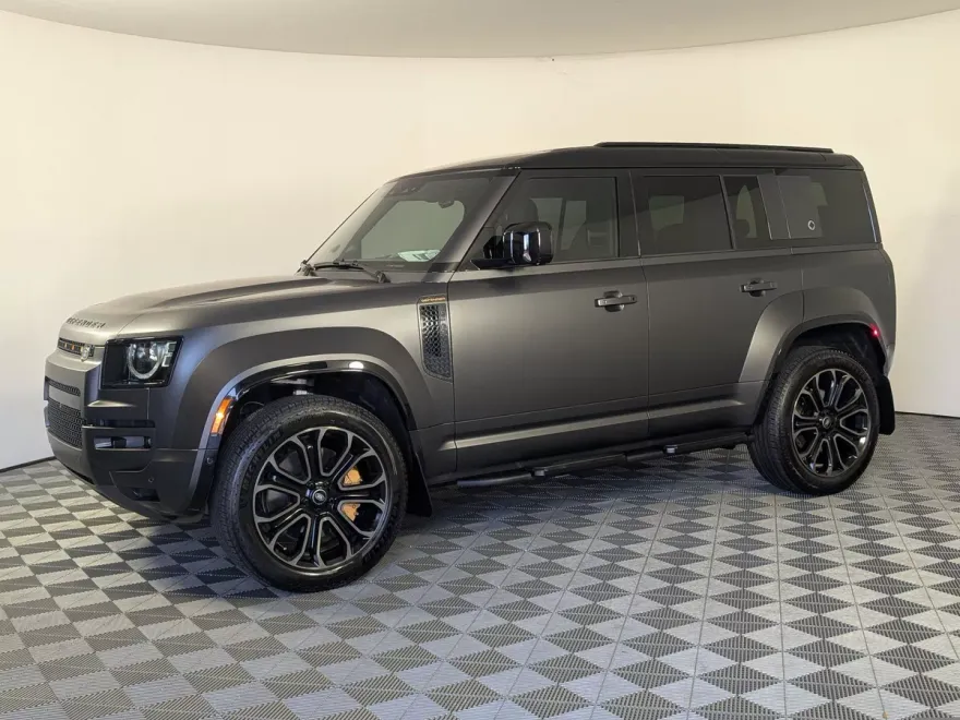 2025 Land Rover Defender 110 photo 1
