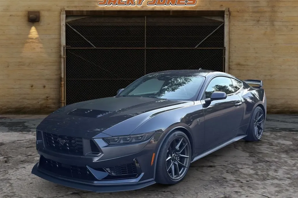 2024 Ford Mustang Dark Horse photo 1