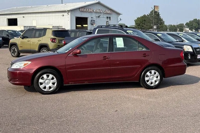 2004 Toyota Camry LE photo 1
