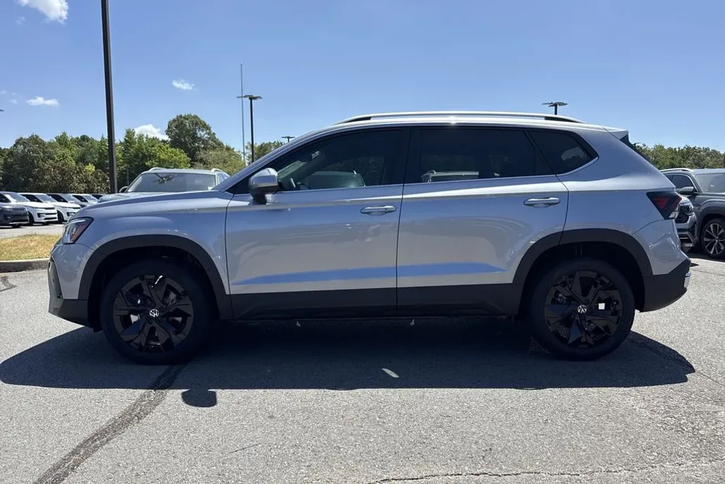 2025 Volkswagen Taos SE photo 1
