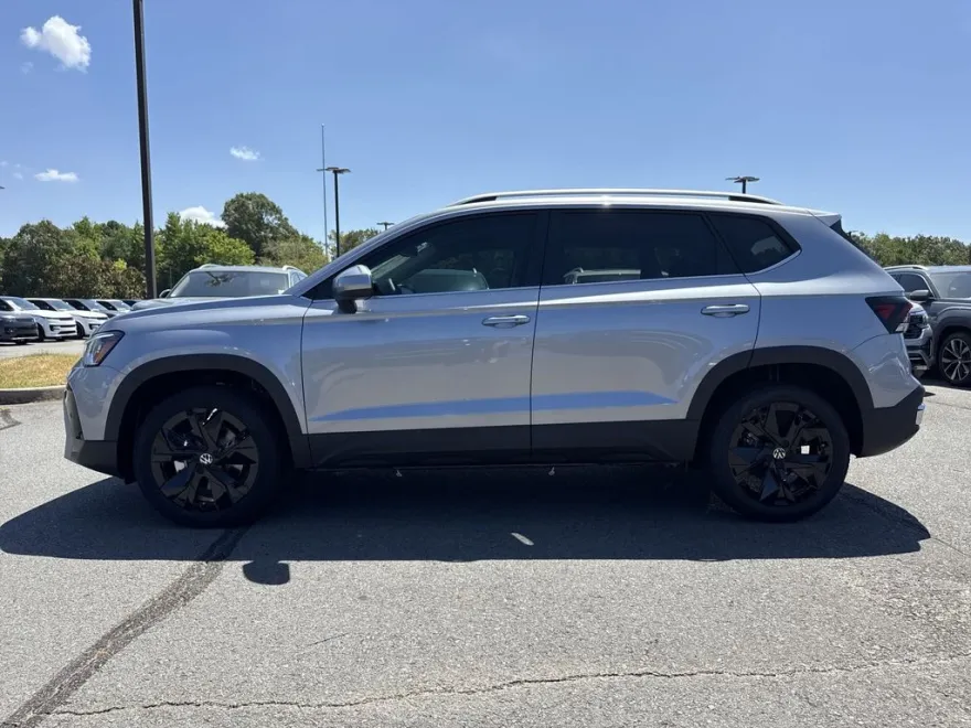 2025 Volkswagen Taos SE photo 1