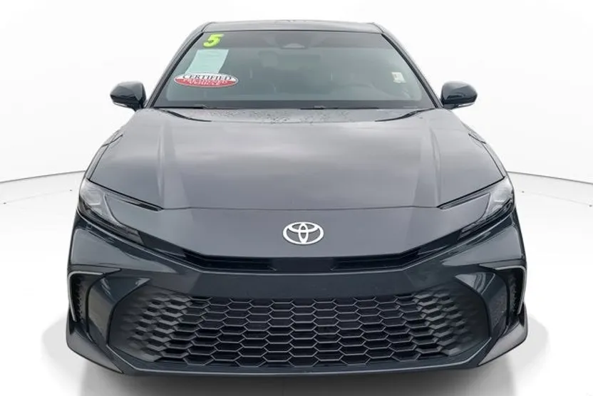 2025 Toyota Camry SE photo 1