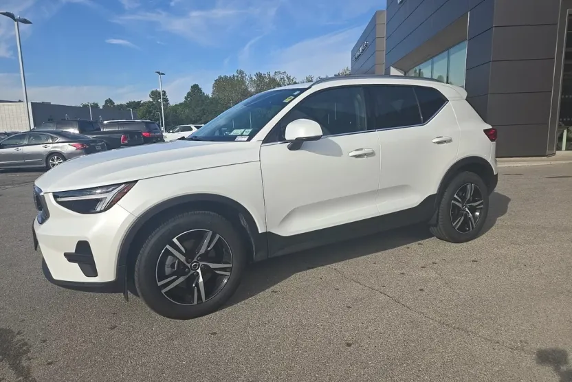 2025 Volvo XC40 Core photo 1