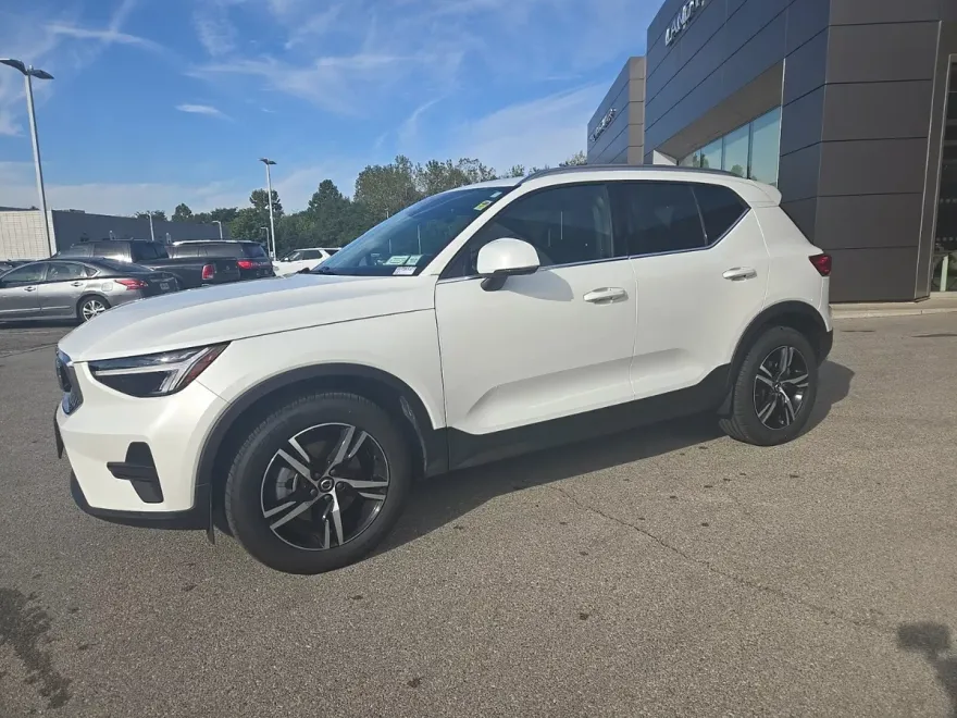 2025 Volvo XC40 Core photo 1
