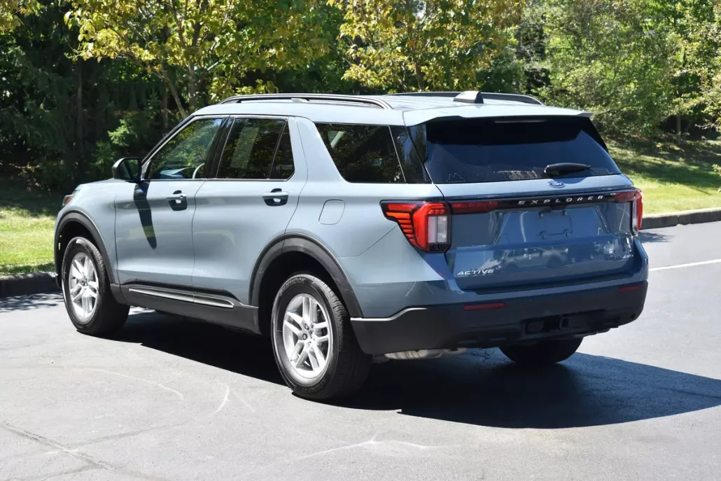 2025 Ford Explorer photo 1