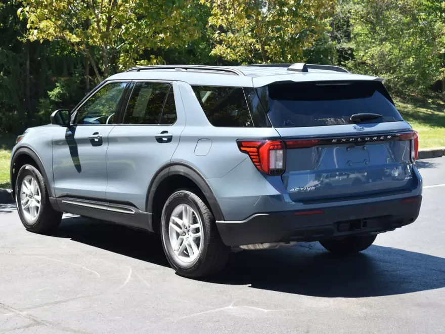 2025 Ford Explorer photo 1