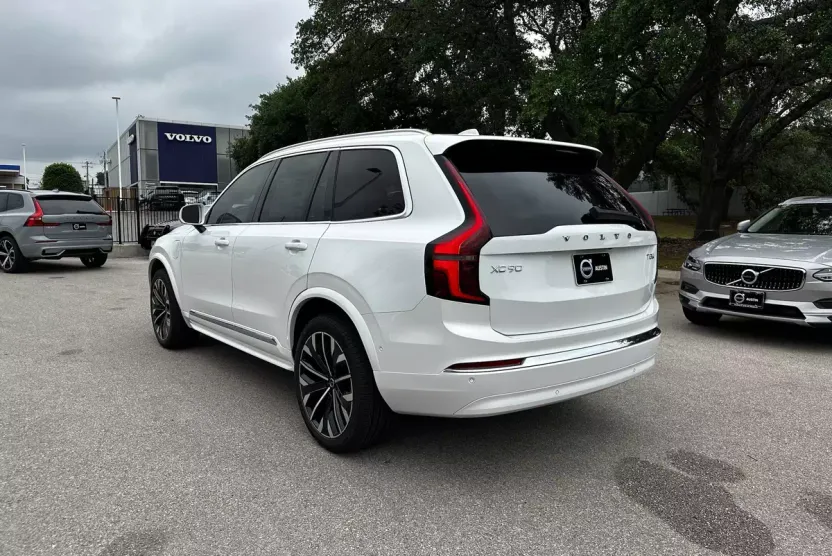 2025 Volvo XC90 T8 photo 1