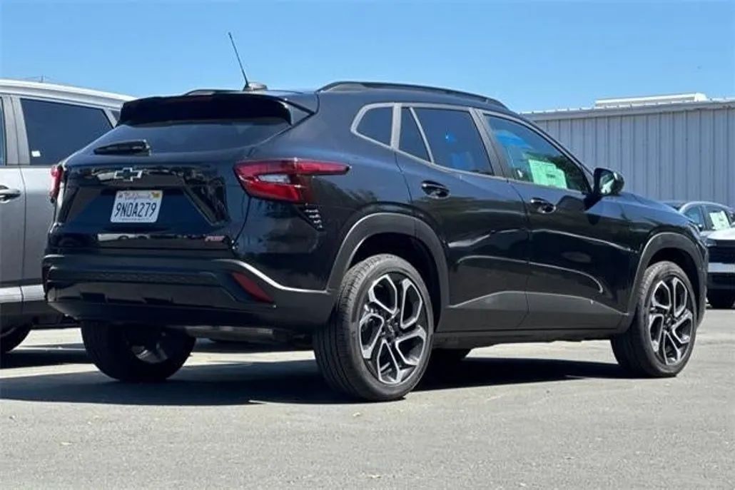 2025 Chevrolet Trax 1 2 photo 1