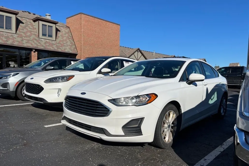 2020 Ford Fusion SE photo 1