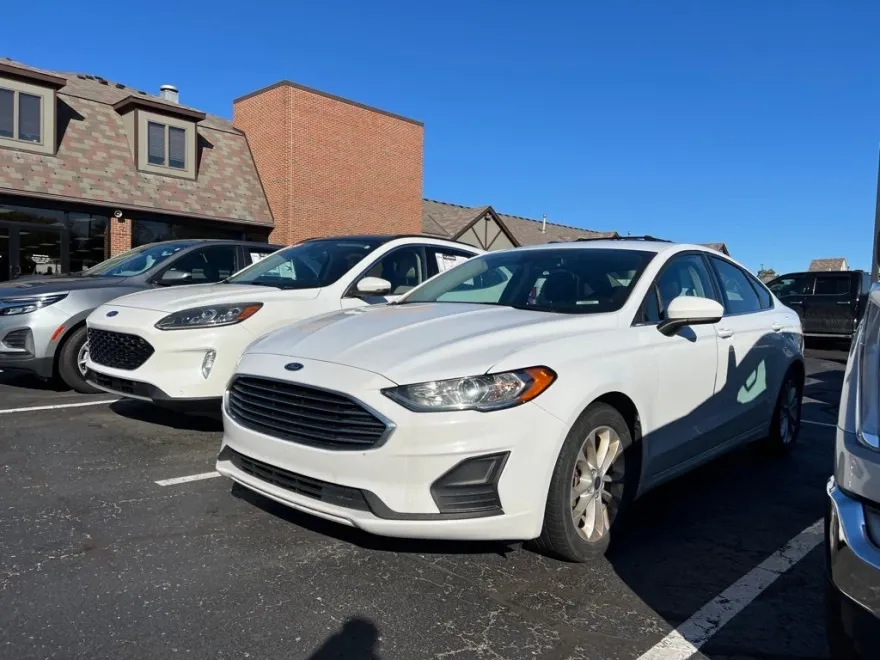 2020 Ford Fusion SE photo 1
