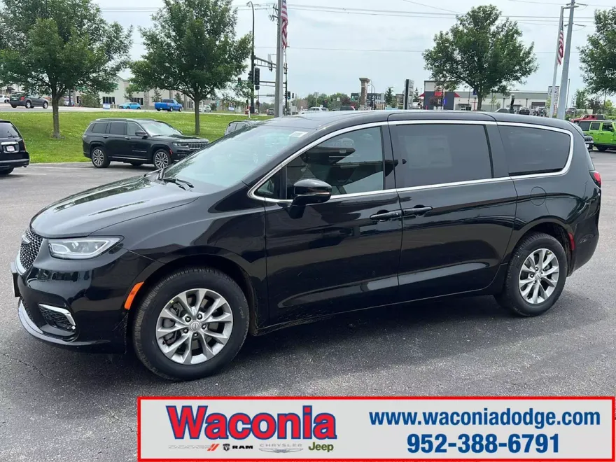 2025 Chrysler Pacifica photo 1