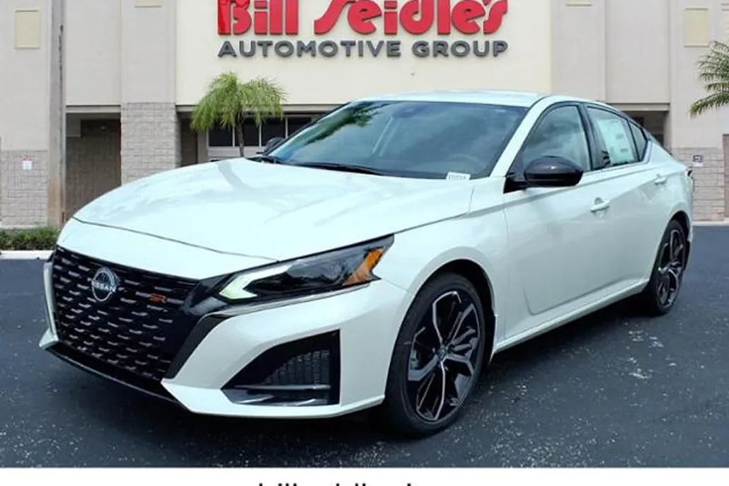 2025 Nissan Altima SR photo 1