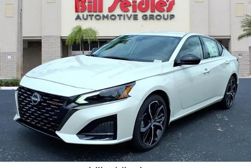 2025 Nissan Altima SR photo 1