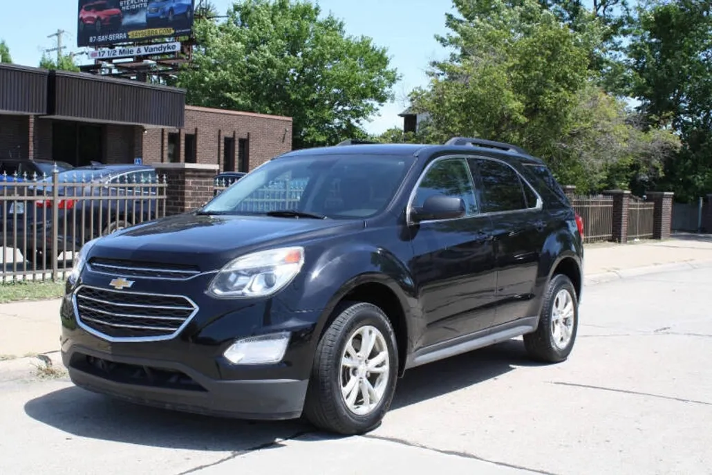 2017 Chevrolet Equinox LT photo 1