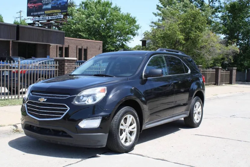 2017 Chevrolet Equinox LT photo 1