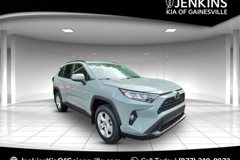 2021 Toyota RAV4 XLE photo 1