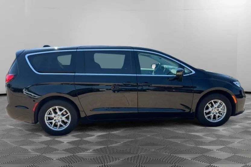 2024 Chrysler Pacifica Touring L photo 1