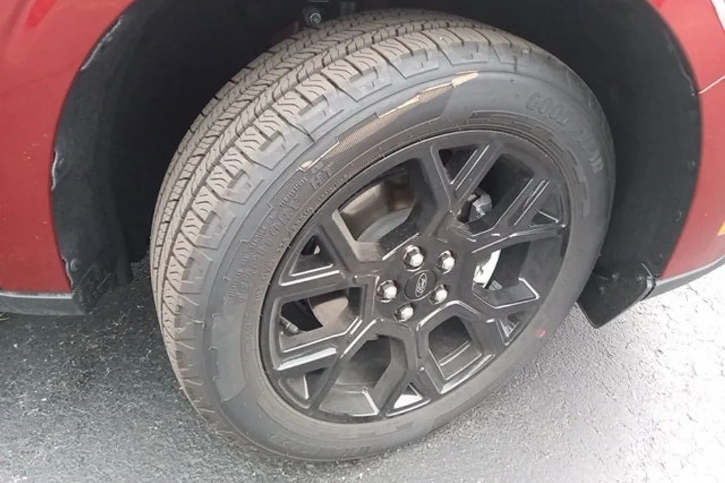 2025 Ford Maverick XLT photo 1