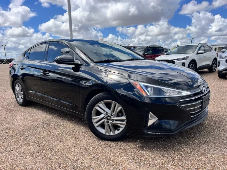 2020 Hyundai Elantra SEL photo 1