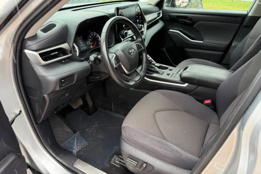 2022 Toyota Highlander LE photo 1