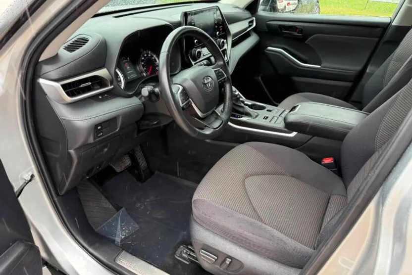 2022 Toyota Highlander LE photo 1