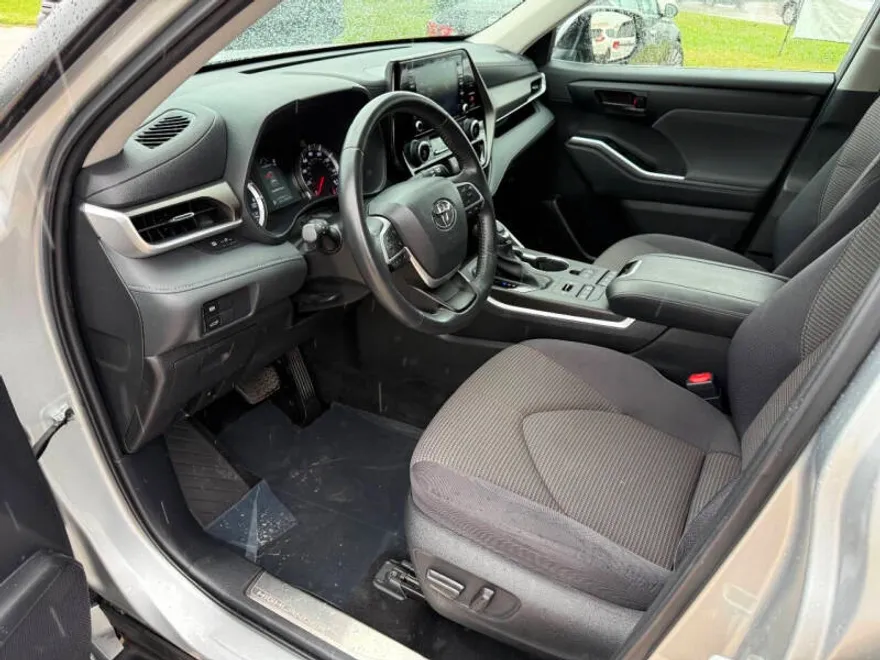 2022 Toyota Highlander LE photo 1