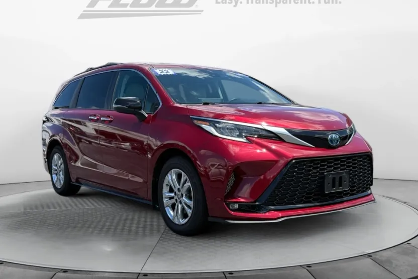 2022 Toyota Sienna XSE photo 1