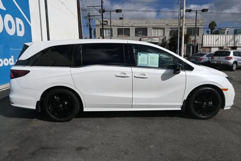 2023 Honda Odyssey Sport photo 1
