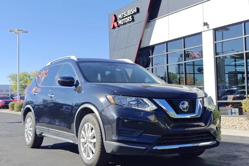 2019 Nissan Rogue SV photo 1