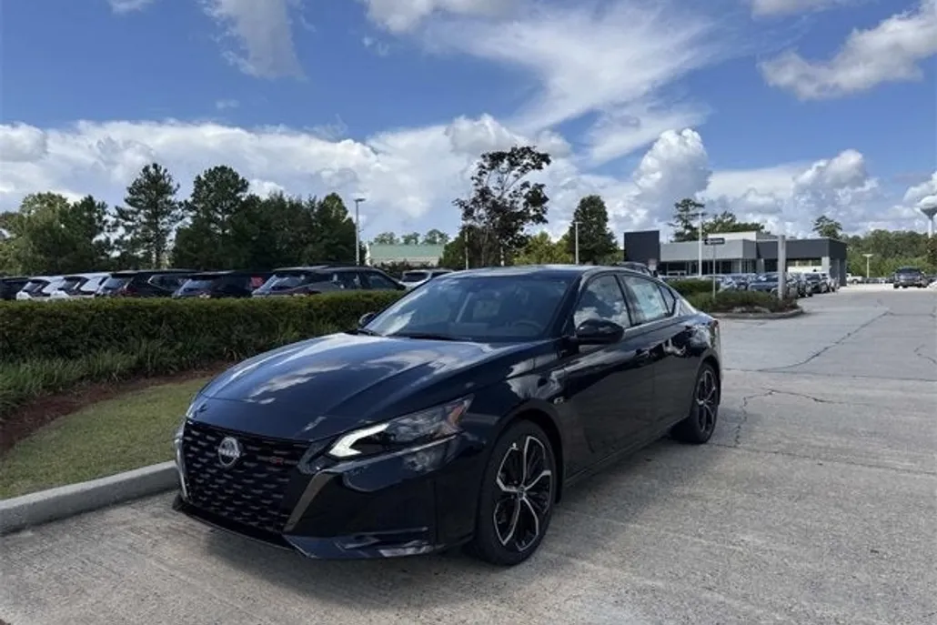 2025 Nissan Altima SR photo 1