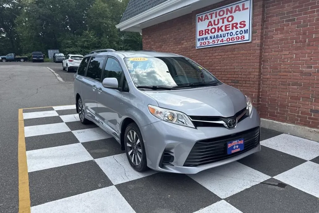 2018 Toyota Sienna LE photo 1