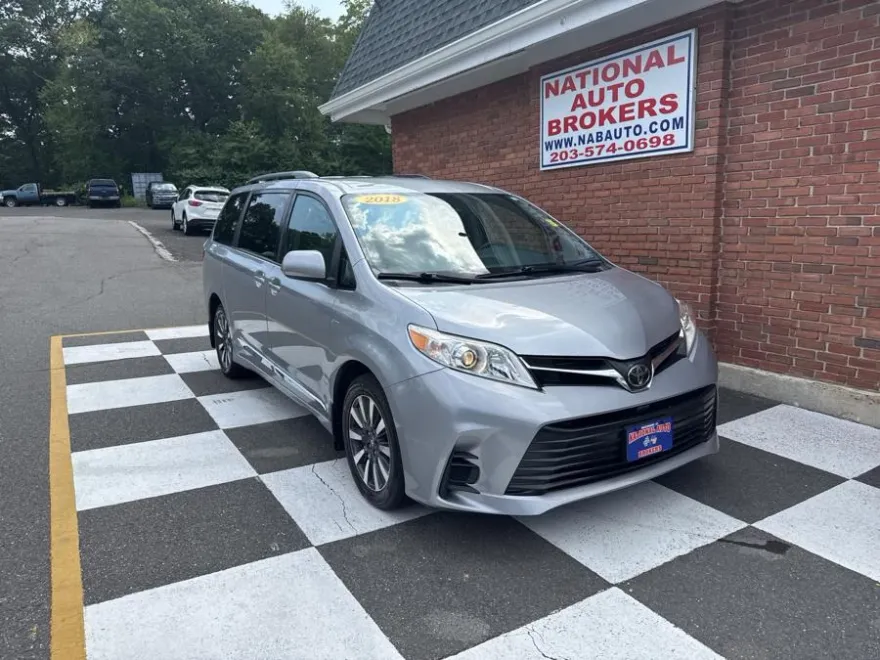 2018 Toyota Sienna LE photo 1