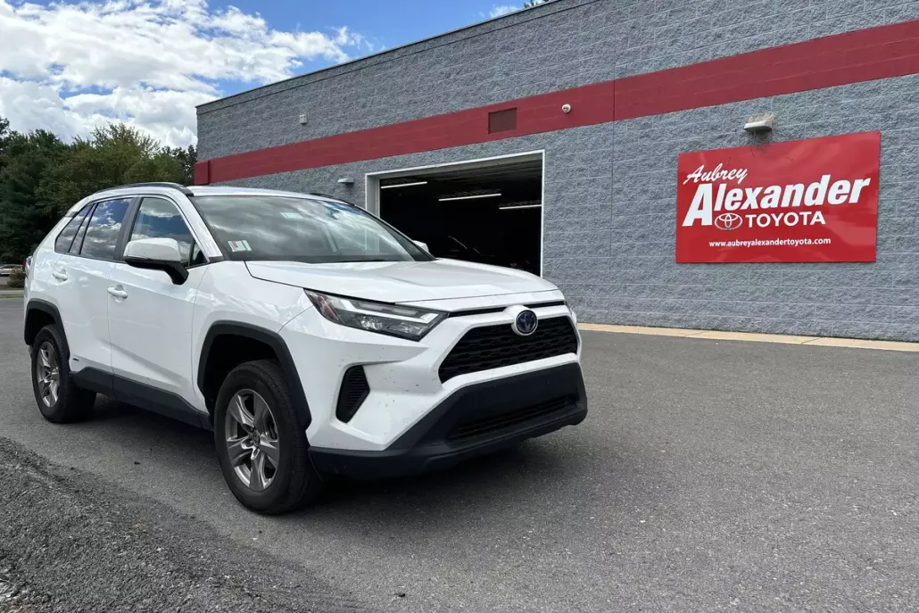 2024 Toyota RAV4 Hybrid XLE photo 1