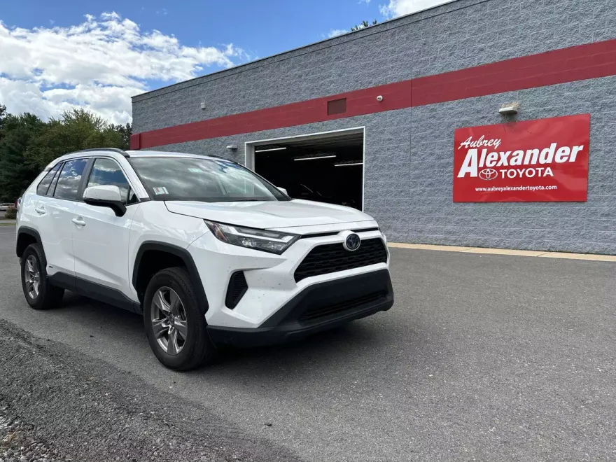 2024 Toyota RAV4 Hybrid XLE photo 1