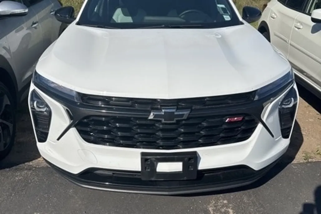 2024 Chevrolet Trax photo 1