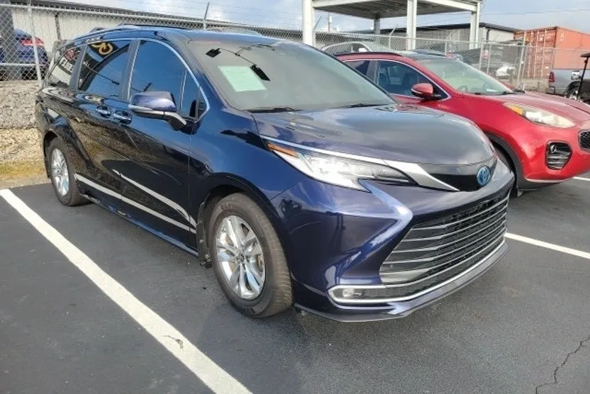 2022 Toyota Sienna Limited photo 1