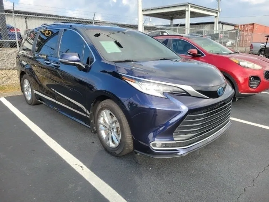 2022 Toyota Sienna Limited photo 1