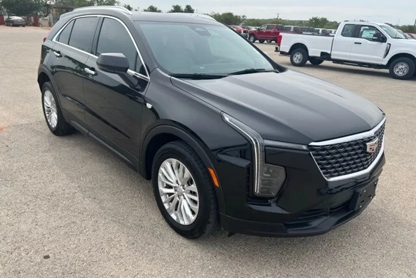 2024 Cadillac XT4 Luxury photo 1
