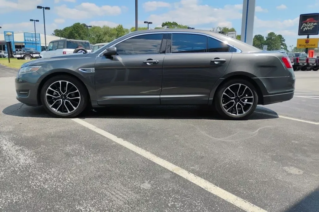 2019 Ford Taurus SEL photo 1