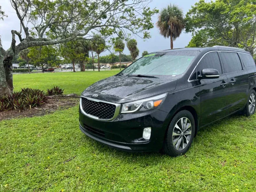 2017 Kia Sedona EX photo 1