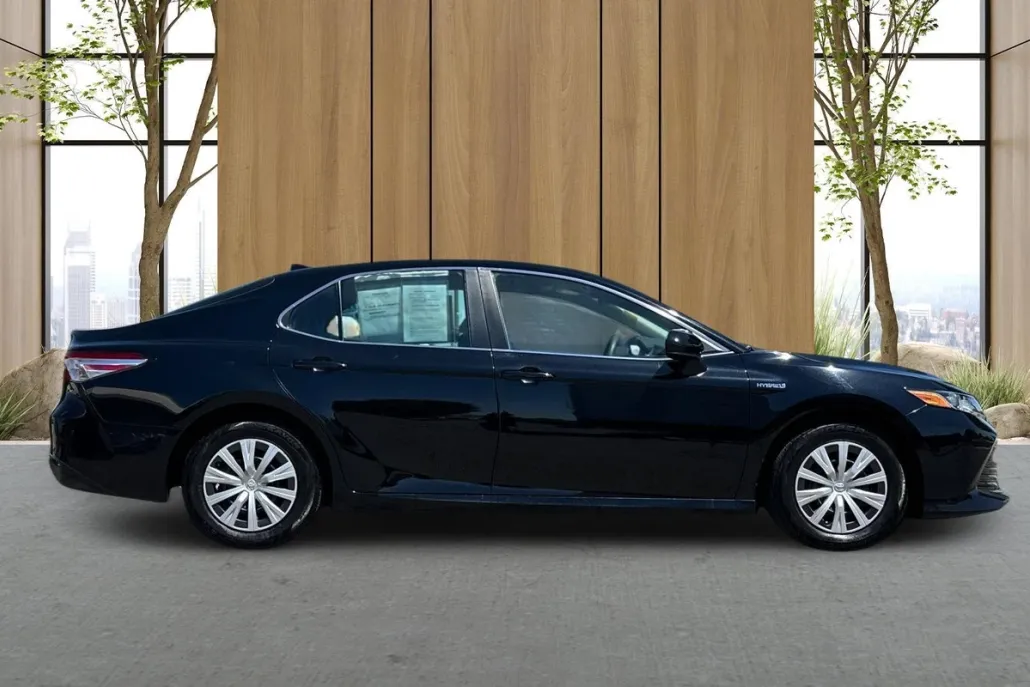 2020 Toyota Camry Hybrid LE photo 1