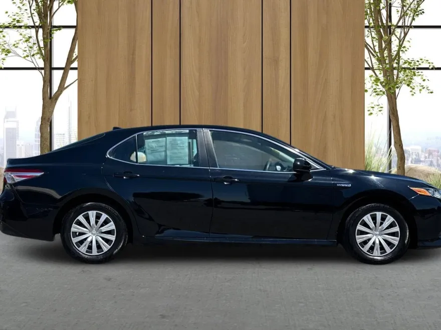 2020 Toyota Camry Hybrid LE photo 1