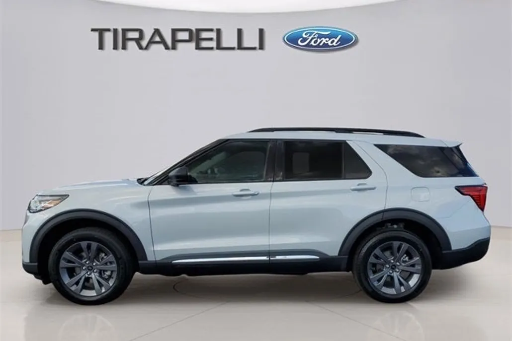 2025 Ford Explorer photo 1