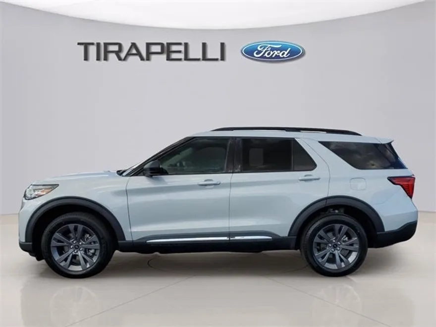 2025 Ford Explorer photo 1