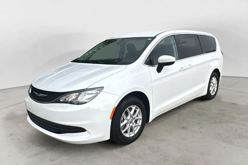2020 Chrysler Voyager LX photo 1
